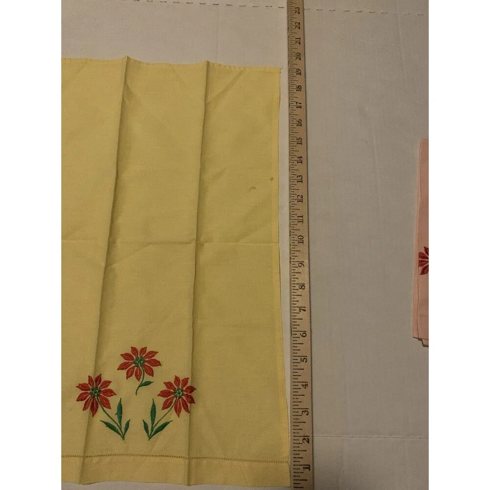 Pair Of Vintage Hand Tea Guest Towels Christmas Poinsettia Embroidered 11” X 19”